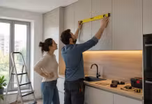 Corpurile de bucătărie până la tavan cer precizie la fiecare etapă de montaj Corpurile de bucătărie până la tavan cer precizie la fiecare etapă de montaj
